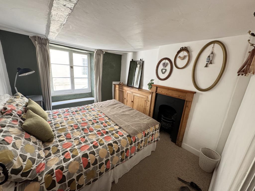 Lot: 124 - PERIOD COTTAGE IN DESIRABLE LOCATION - View of bedroom one
